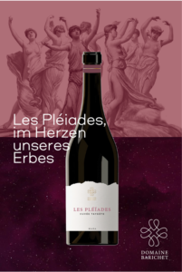 Le vin ‘Les Pléiades, Cuvée Taycète’ de Domaine Barichet, avec une bouteille de vin devant une illustration classique de figures féminines dansantes sur un fond rose, accompagné du texte ‘Les Pléiades, au cœur de notre patrimoine’ et des logos de Domaine Barichet